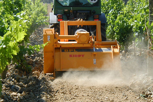 Broyeur de pierres Kirpy BPL dans des vignes