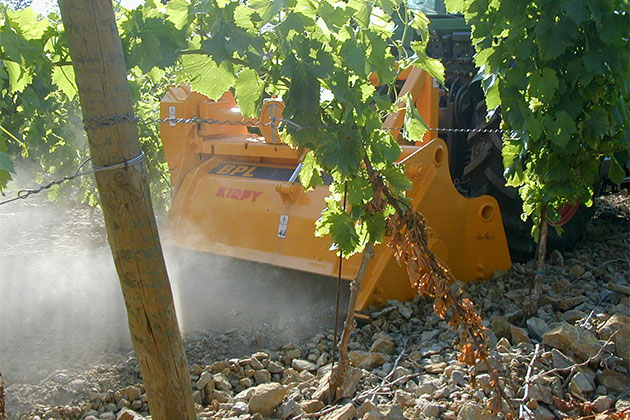 Broyeur de pierres Kirpy BPL dans des vignes