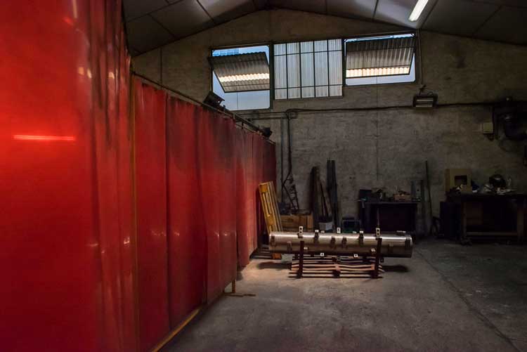 Pièce métallique au poste de soudure